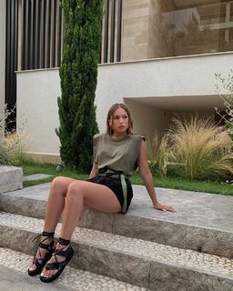 Duygu Özaslan feet photo thumbnail