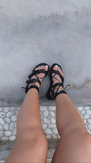 Duygu Özaslan feet photo thumbnail