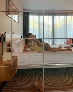 Duygu Özaslan feet photo thumbnail