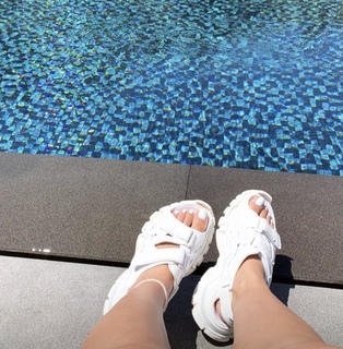 Duygu Özaslan feet photo thumbnail