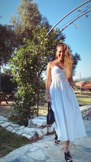 Duygu Özaslan feet photo thumbnail