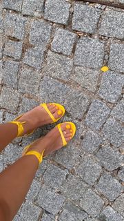 Duygu Özaslan feet photo thumbnail