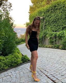 Duygu Özaslan feet photo thumbnail