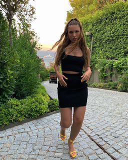 Duygu Özaslan feet photo thumbnail