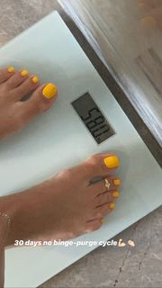 Duygu Özaslan feet photo thumbnail