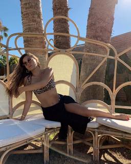 Duygu Özaslan feet photo thumbnail
