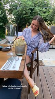 Duygu Özaslan feet photo thumbnail