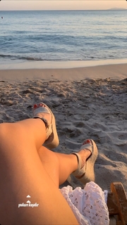 Duygu Özaslan feet photo thumbnail