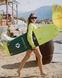 Duygu Özaslan feet photo thumbnail
