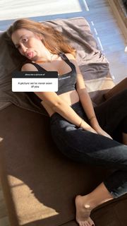 Duygu Özaslan feet photo thumbnail