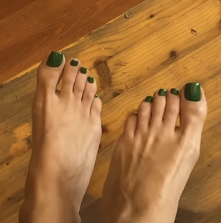 Duygu Özaslan feet photo thumbnail