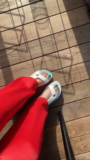 Duygu Özaslan feet photo thumbnail