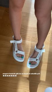 Duygu Özaslan feet photo thumbnail
