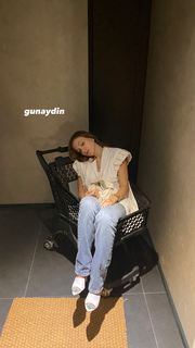 Duygu Özaslan feet photo thumbnail