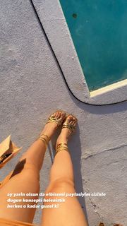 Duygu Özaslan feet photo thumbnail