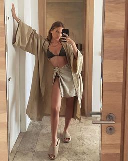 Duygu Özaslan feet photo thumbnail