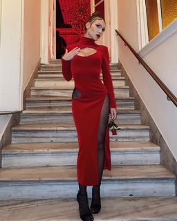 Duygu Özaslan feet photo thumbnail