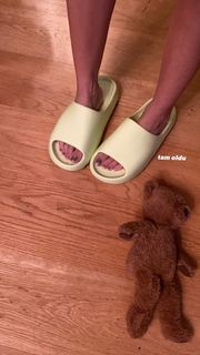 Duygu Özaslan feet photo thumbnail