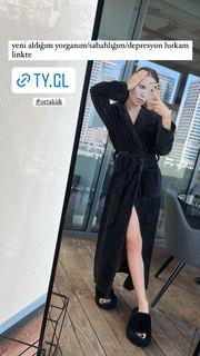 Duygu Özaslan feet photo thumbnail