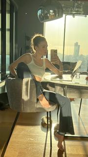 Duygu Özaslan feet photo thumbnail