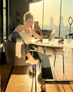 Duygu Özaslan feet photo thumbnail