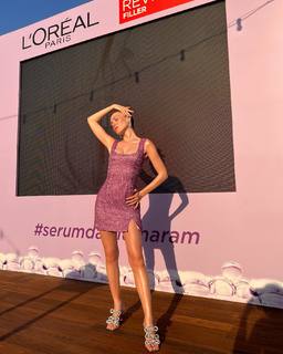 Duygu Özaslan feet photo thumbnail
