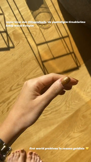 Duygu Özaslan feet photo thumbnail