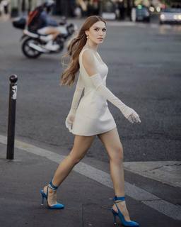 Duygu Özaslan feet photo thumbnail