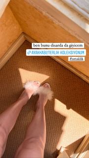 Duygu Özaslan feet photo thumbnail