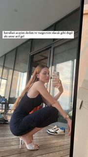 Duygu Özaslan feet photo thumbnail