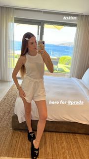 Duygu Özaslan feet photo thumbnail