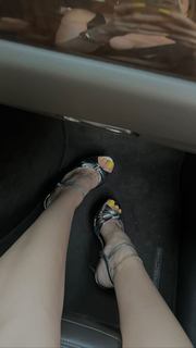 Duygu Özaslan feet photo thumbnail