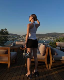 Duygu Özaslan feet photo thumbnail
