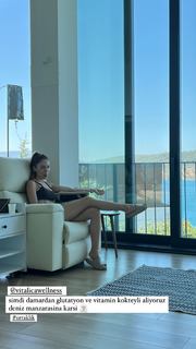 Duygu Özaslan feet photo thumbnail