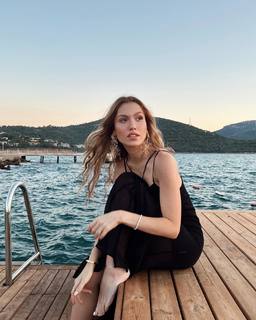 Duygu Özaslan feet photo thumbnail
