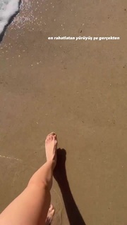 Duygu Özaslan feet photo thumbnail
