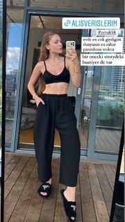 Duygu Özaslan feet photo thumbnail