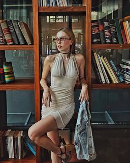 Duygu Özaslan feet photo thumbnail