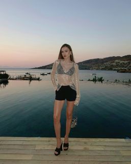 Duygu Özaslan feet photo thumbnail