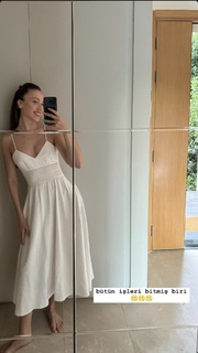Duygu Özaslan feet photo thumbnail