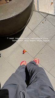 Duygu Özaslan feet photo thumbnail