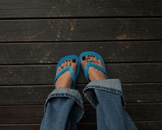 Duygu Özaslan feet photo 11