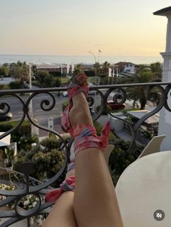 Duygu Özaslan feet photo 10