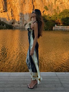 Duygu Özaslan feet photo 10