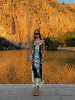 Duygu Özaslan feet photo 9