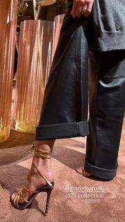 Duygu Özaslan feet photo 1