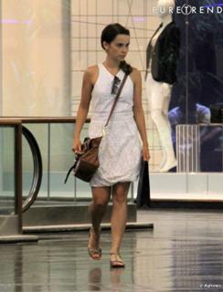 Débora Falabella feet photo thumbnail