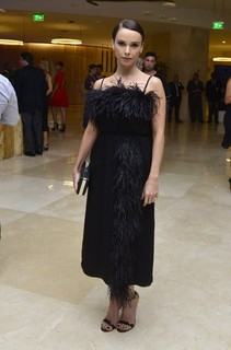 Débora Falabella feet photo thumbnail