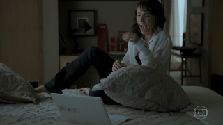 Débora Falabella feet photo thumbnail