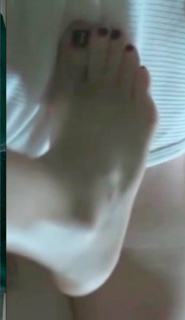 Débora Falabella feet photo thumbnail